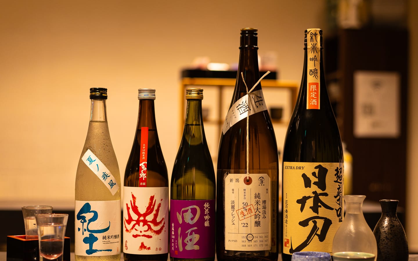 厳選した日本酒が並ぶカウンター